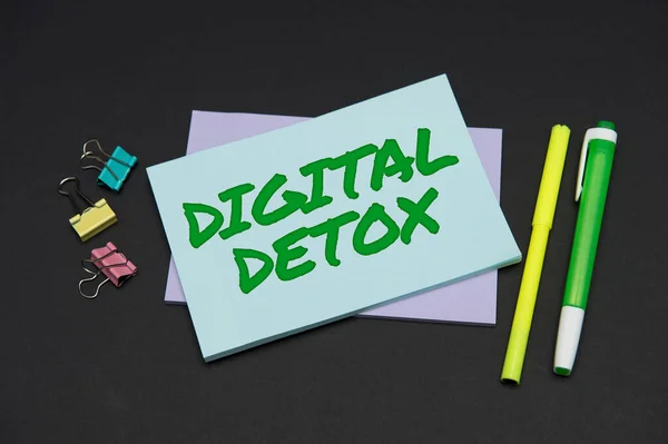 El yazısı metni Dijital Detox. Elektronik Aygıtların Kullanılmadığı İşletme Genel Görünümü Fişe Çekilmemiş Okul Malzemelerine Bağlantının Kesilmesi, Öğretim Koleksiyonları, Yazma Araçları, — Stok fotoğraf