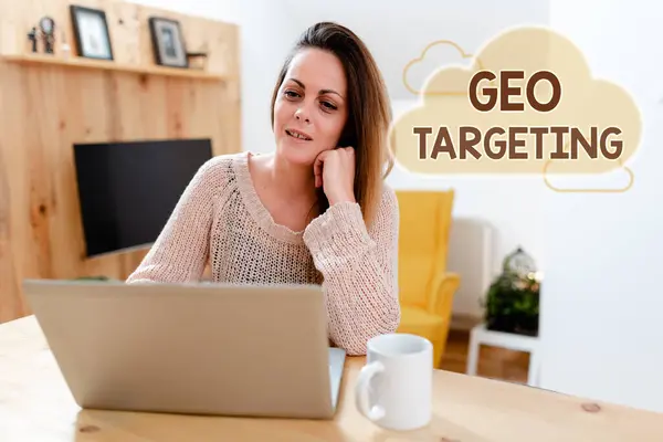 Tekstbord met Geo Targeting erop. Zakelijk idee Digitale Advertenties Uitzicht IP-adres Adwords Campagnes Locatie Surfen en chatten in sociale media, zoeken en kijken Video 's — Stockfoto