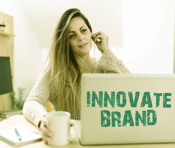 Inspiratie uithangbord Innovate Brand. Word Written on significant to innovate products, services and more Abstract Online films kijken, nieuwe internetvideo 's bekijken — Stockfoto