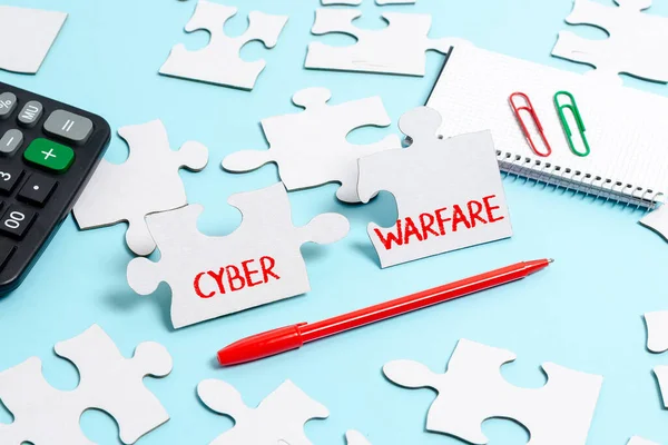 Podpis "Cyberwojna". Koncepcyjne zdjęcie Virtual War Hakerzy System atakuje cyfrowy złodziej stalker budynku niedokończony biały wzór układanki Puzzle z brakującym ostatnim kawałku — Zdjęcie stockowe