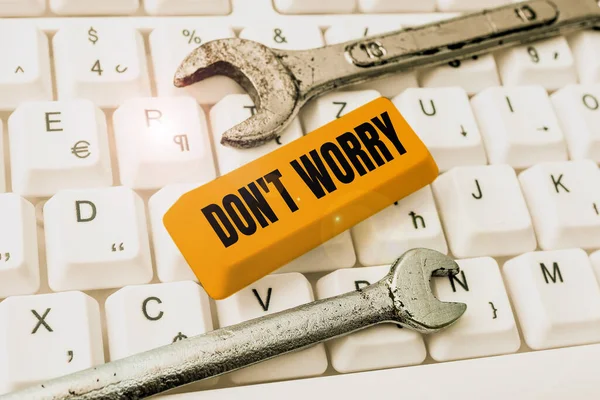 Pankart gösterimi. Endişelenmeyin. İnternet Konsepti daha az gergin olduğunu ve Oyun Programı Kodları Yazma, Yeni Oynanabilir Uygulama Programlama gibi şeylerden korkmadığını belirtir