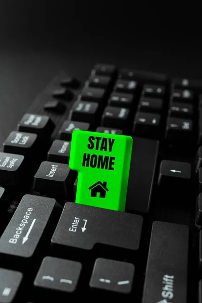 「 Stay Home 」を表示します。概念的な写真は活動のために外出せず、家や家の中にとどまるコンピュータ工学の概念、要約壊れたキーボードを修復 — ストック写真