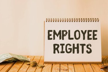 El yazısı tabelası İşçi Hakları. Kavramsal fotoğraf. Tüm çalışanlar kendi işyerlerinde temel haklara sahiptir. Boş Spiral Not Defteri..