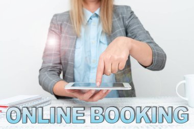 Online Rezervasyon 'u gösteren metin işareti. İnternet Konsept Rezervasyonu İnternet Otel konaklama bileti ile Yeni Smartphone Teknolojisini Gösterme, Aygıt Geliştirmeleri Tartışması