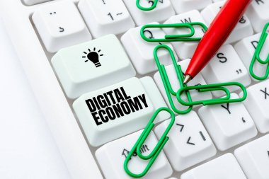 El yazısı tabelası Dijital Ekonomi. Dünya çapında ekonomik faaliyetler ve teknolojiler ağı anlamına gelen kavram Yazılı Fantezi Kısa Hikayesi, Yazılı Online Memorandum