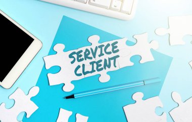 Servis İstemcisini gösteren metin işareti. Müşteri memnuniyetini gidermek için yazılan sözcük ve verimli bir şekilde tamamlanmamış bir yapboz deseni oluşturulması gerekiyor.