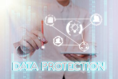 El yazısı levhası Data Protection. Kavram demek, IP adreslerini ve kişisel verileri zararlı yazılım olan Üniformalı Kadın Dokunma ve Fütürist Holografik Teknoloji Kullanımından Korumak demektir..
