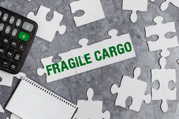 Kavramsal başlık Kırılgan Kargo. Dikkat köpüklü Kırılabilir Kabza Cam Zararlı Mallar Tamamlanmamış Bir Beyaz Yapboz Yapbozu Eksik Parçalı Bulmaca
