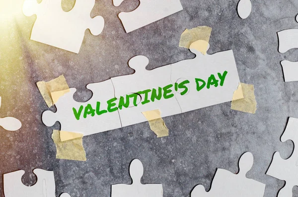 Affichage conceptuel Saint Valentin S Day. Mot pour mot lorsque vous montrez des sentiments d'amour et d'affection Construire un puzzle blanc inachevé avec la dernière pièce manquante — Photo