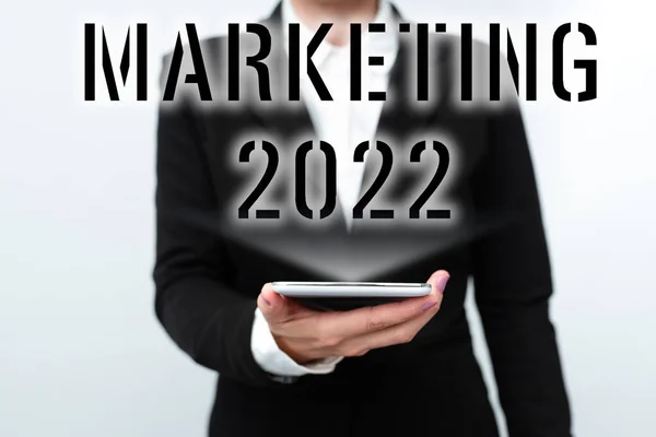 마케팅 2022를보여 주는 문자 표지판. 2018 년 6 월 22 일에 확인 함 . Internet Concept Commercial moderages for 2022 New Year promotional event Presenting New Technology Ideas Discussing Technological Improvement — 스톡 사진
