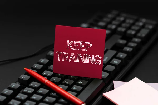 Schild mit der Aufschrift "Training fortsetzen". Konzeptionelle Foto-Erdungsbohrungen Immer neugierig sein Lernen Sie alte Notizen in einen Computer einzutippen, Abstraktes Erstellen emotionaler Romane — Stockfoto