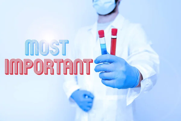 Inspiration showing sign Most Important. Conceptual photo Greatest or highest degree quantity or the like Significant Research Scientist Comparing Different Samples, Doctor Displaying Cure — Stock Photo, Image