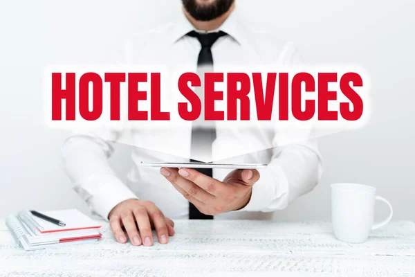 ホテルサービスを紹介するテキストキャプション。ビジネスショーケース宿泊施設や宿泊施設の設備通信技術を提示スマートフォンの声とビデオ通話 — ストック写真