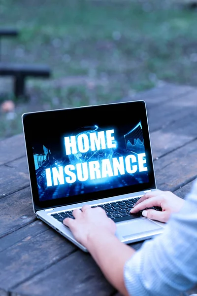 Exibição conceitual Home Insurance. Vitrine de negócios Cobre perde e danifica e em acidentes na casa Laptop colocado descansando na mesa Trabalhando no parque Fazendo trabalhos remotos. — Fotografia de Stock