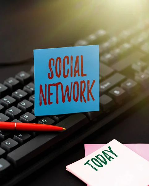 概念标题：社交网络。互动词汇共享信息人际关系摘要打印新业务口号，编写市场策略 — 图库照片