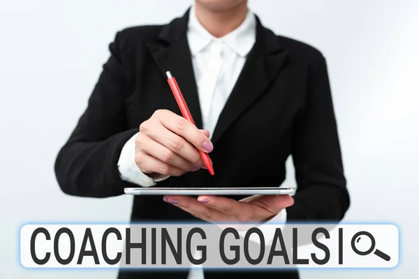 Text showing inspiration Coaching Goals. Business showcase Empowers individuals Encourages them to take responsibility Presenting New Technology Ideas Discussing Technological Improvement — Fotografia de Stock