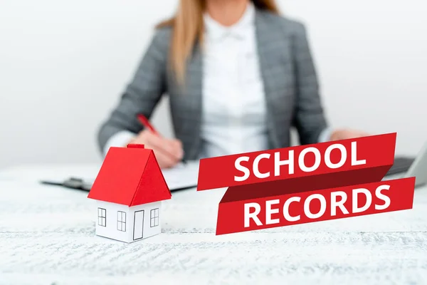 Tekst met inspiratie School Records. Conceptuele foto Informatie die wordt gehouden over een kind op school Biografie Een jonge dame Orbusiness-vrouw Calculating Orsigning Loans Ormortagages Orexpences — Stockfoto