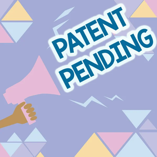 Tekst pokazujący inspirację Patent oczekujący. Pomysł na biznes Wniosek już złożony, ale jeszcze nie udzielone Dążenie do ochrony Ilustracja głośnego megafonu Dokonywanie ogłoszenia do publicznej wiadomości. — Zdjęcie stockowe