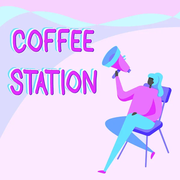 Textová značka zobrazující Coffee Station. Obchodní nápad malé, neformální restaurace, která obvykle podává teplé nápoje Žena kreslení Holding Megaphone sedí na židli zkřížené nohy. — Stock fotografie