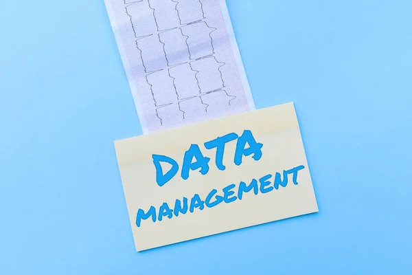 Visualizzazione concettuale Gestione dei dati. Business idea La pratica di organizzare e mantenere i processi di dati Leggere il grafico e la scrittura Note mediche importanti Test Analisi dei risultati — Foto Stock