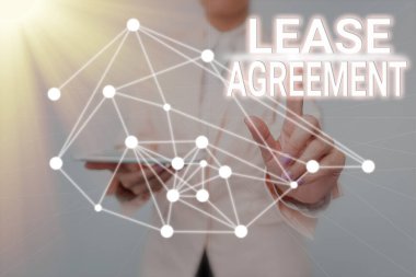 Kavramsal altyazı Kira Sözleşmesi. İnternet Konsepti Sözleşmesi 'nde bir partinin kira kontratı, Sanal Düğme Gösterme Geleceği Teknolojisini Gösteren Kadın Tableti.