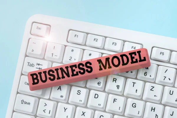 テキストビジネスモデルを表示する書き込み。ビジネスショーケースモデルは、企業がオンラインファイルとデータのダウンロード、プログラミングコードのアップロードをより多くの利益を生み出す方法を示しています。 — ストック写真