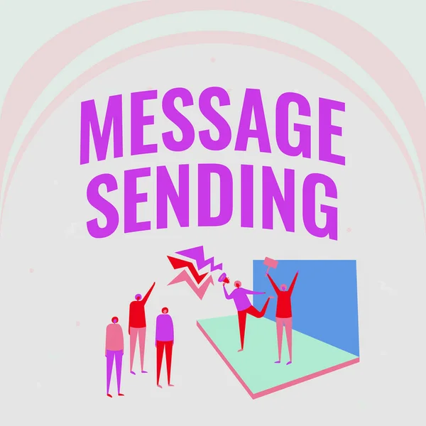 Λεζάντα κειμένου που παρουσιάζει την αποστολή μηνυμάτων. Επιχειρηματική προσέγγιση για να μεταφέρει ή να επικοινωνήσει κάποιος s είναι συναισθήματα ή επιθυμίες Εικονογράφηση του ζευγαριού στη σκηνή Κάνοντας Ανακοίνωση προς το μικρό πλήθος. — Φωτογραφία Αρχείου