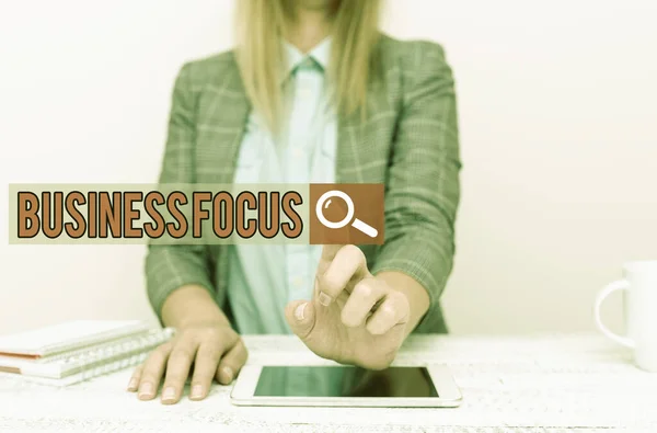 Εννοιολογική λεζάντα Business Focus. Επιχειρηματική προσέγγιση Εξυπηρετούν τις ανάγκες του πελάτη Πλήρης προσοχή στις λεπτομέρειες Εμφάνιση νέας τεχνολογίας Smartphone, Συζητώντας Βελτιώσεις Συσκευών — Φωτογραφία Αρχείου
