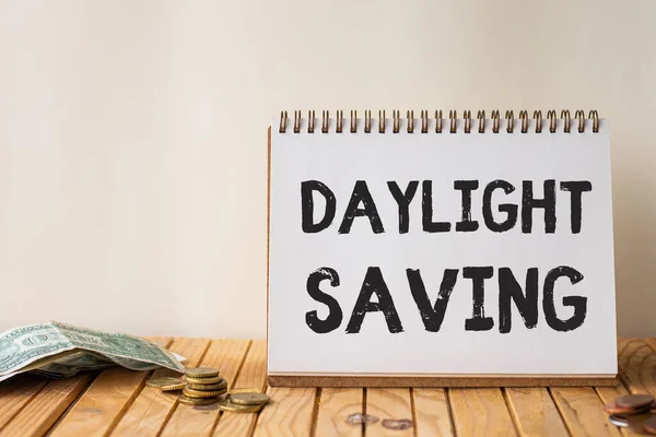 Handschrift tekst Daylight Saving. Zakelijke aanpak Opslagtechnologieën die kunnen worden gebruikt om gegevens te beschermen Lege Open Spiraal Notebook Naast Voorraad van munten Op de top van het bureau. — Stockfoto