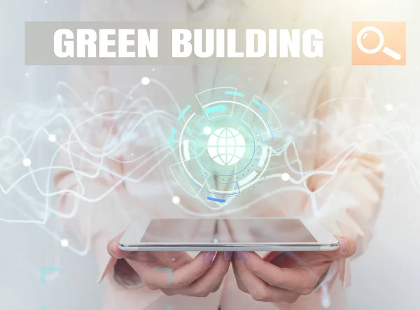 Πινακίδα που δείχνει Πράσινο Κτίριο. Επιχειρηματική ιδέα Μια δομή που είναι περιβαλλοντικά υπεύθυνη Βιώσιμη Κυρία με στολή Χρησιμοποιώντας φουτουριστικό Κινητή Ολογραφική Οθόνη Οθόνης. — Φωτογραφία Αρχείου