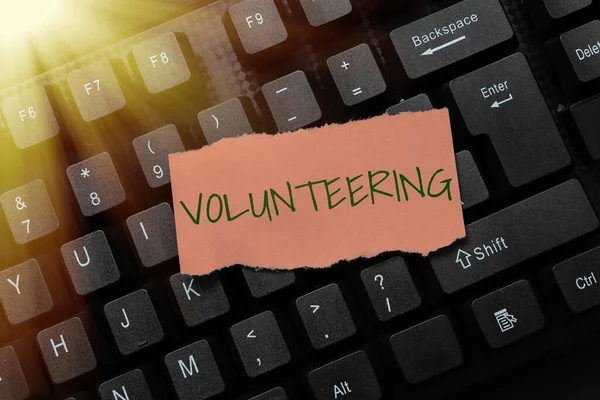 Натхнення показує знак "Волонтерство". Бізнес вітрина Надання послуг безкоштовно фінансової вигоди охоче зобов'язати спілкуватися з онлайн друзями, роблячи знайомства в Інтернеті — стокове фото