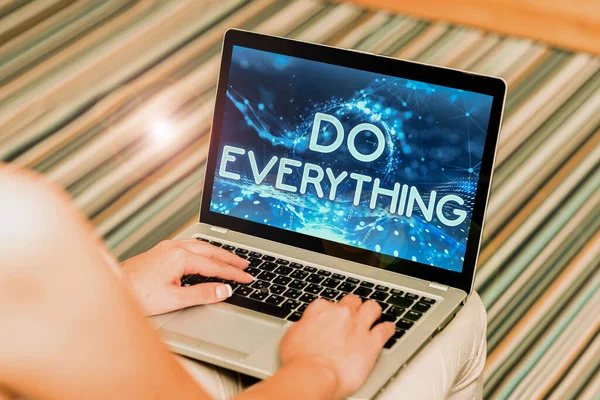 Kavramsal gösterim her şeyi yapar. Her Ticaretten Jack Ego Pride 'a Yazılan Kelime Dizüstü bilgisayarla oturan Bir Kadının Evinden Çalışmasına İzin Vermez.