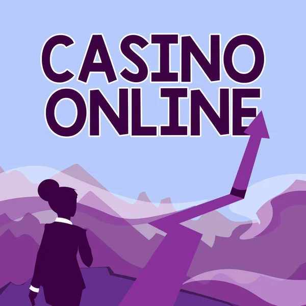 Escribir mostrando texto Casino Online. Palabra escrita en el juego de póker de ordenador Gamble Royal Bet Lotto High Stakes Lady caminando hacia las montañas con una flecha que marca el éxito — Foto de Stock