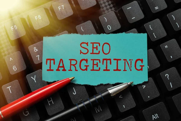 Texto que presenta Seo Targeting. Concepto de Internet Palabras clave específicas para la ubicación Página de aterrizaje Configuración de dominio superior Nuevo sitio web en línea del blog, escribiendo contenido significativo de Internet — Foto de Stock