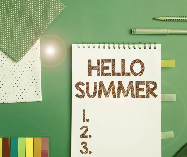 Fogalmi bemutató Hello Summer. Az év legmelegebb évszakának köszöntőjére írt szó tavasz után érkezik Flashy School Office kellékek, Tanítási Tanulás Gyűjtemények, Íróeszközök, — Stock Fotó