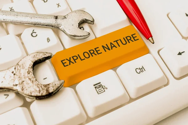 ［自然を探索］を表示します。インターネットコンセプト保護区キャンプ場保全探検サファリパーク興味深いオンライントピックを書く、オフィス発表メッセージを入力 — ストック写真