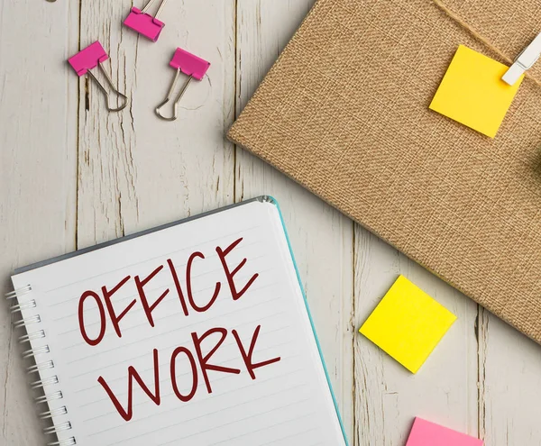 Text showing inspiration Office Work. Business approach a work that primarily happens in the office environment Flashy School Office Supplies, Teaching Learning Collections, Writing Tools, — Foto Stock