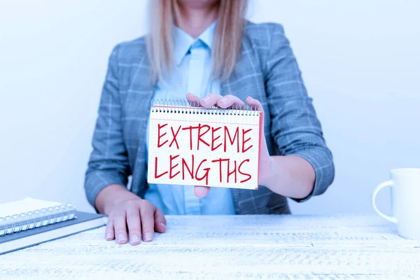 Text sign showing Extreme Lengths. Conceptual photo Make a great or extreme effort to do something better New Business Presentation Ideas, Displaying Plans And Designs — Foto Stock