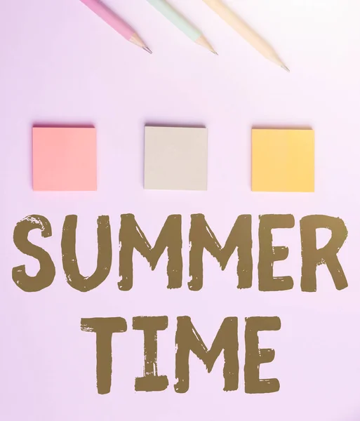 Kavramsal manşet Summer Time. İşletme konsepti, yılın en sıcak sezonu. Kısa gecelerle karakterize ediliyor. Parlak Öğretim Koleksiyonları, Parlak Okul Malzemeleri — Stok fotoğraf