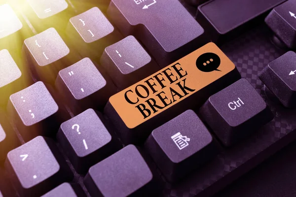 コーヒーブレイクが表示されます。仕事をせずにコーヒーを飲むために割り当てられたビジネスコンセプト短い時間新しいオンライン料理本を作成します。 — ストック写真