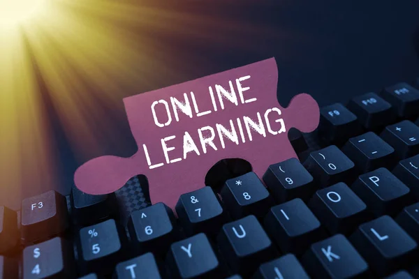 Teken het weergeven van Online Learning. Internet Concept het nemen van een cursus die toegankelijk is via het Internet Typ Image Descriptions And Keywords, Het invoeren van nieuwe Internet Website — Stockfoto