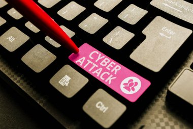 Mesaj işareti Siber Saldırıyı gösteriyor. Kavramsal fotoğraf Hackerların Bilgisayar Sistemini Yok Etme, Bilgisayar Programlama Hizmetleri Oluşturma, Yeni Çalışma Kağıdı Veri Yazma
