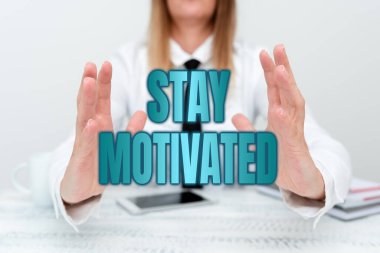 El yazısı: Motive Ol. Yeni Uygulama Geliştiricisi Sunar, Geliştirilmiş Aygıt Görüntülenir, Bilgi Uygulaması Geliştiricisi ile bir hedefe her ulaştığınızda kendinizi ödüllendirmek için kelime