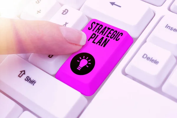 Stratejik Planı gösteren metin işareti. Kavramsal fotoğraf Strateji tanımlama ve karar verme süreci Çevrimiçi Sohbet Platformu Programı oluşturma, Bilim Kurgu Roman Yazma — Stok fotoğraf