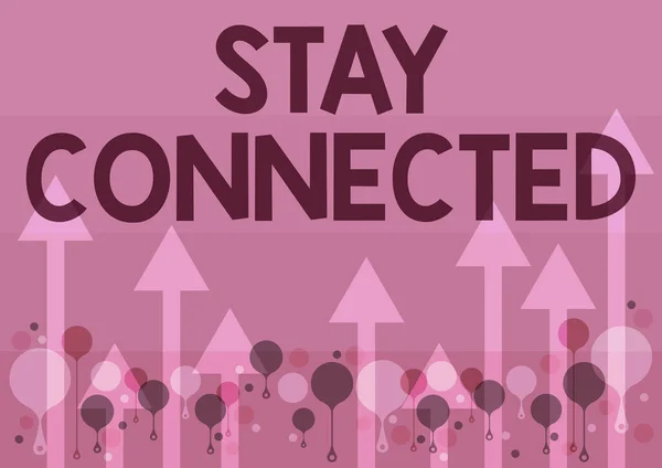 Podpis wyświetlający Stay Connected. Koncepcja Internetu, aby zachować społeczne profesjonalne stosunki handlowe Ilustracja długich strzał płynnie pływających w kierunku Sky High — Zdjęcie stockowe