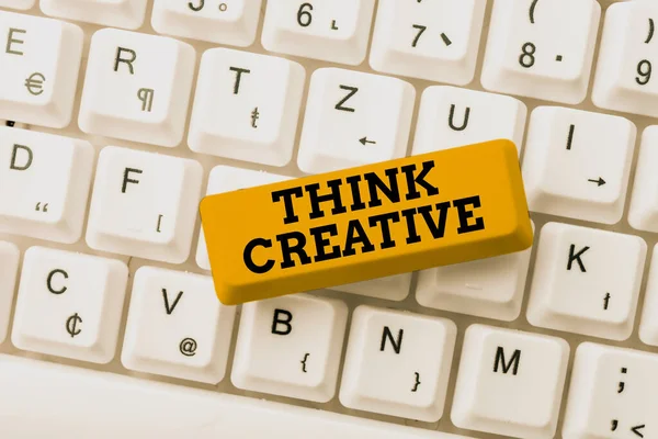 Концептуальный дисплей Think Creative. Способность воспринимать закономерности, которые не очевидны. — стоковое фото