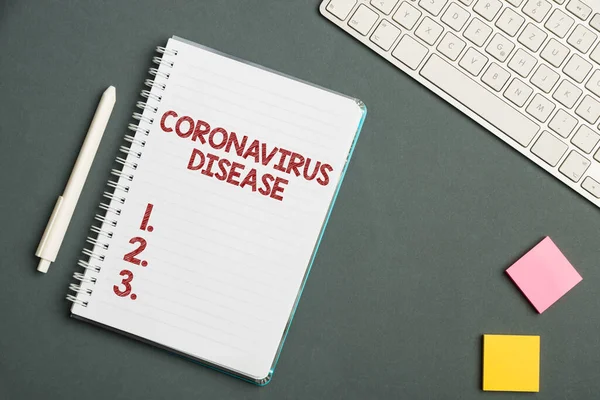 Escrita exibindo texto Doença do Coronavírus. Ideia de negócio definida como doença causada por um novo vírus SARSCoV2 Teclado sobre uma mesa ao lado de um caderno e canetas com notas pegajosas — Fotografia de Stock