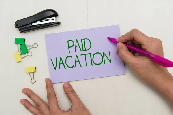 Writing displaying text Paid Vacation. Business showcase Sabbatical Weekend Off Holiday Time Off Benefits Flashy School Office Supplies, Teaching Learning Collections, Writing Tools, — Fotografia de Stock