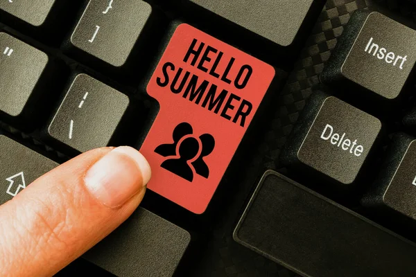 Kézírás jel Hello Summer. Üzleti ötlet Üdvözöljük a legmelegebb évszak az év után jön tavasszal Gépelés Foglalkoztatási megállapodás minta, átírása Online Talk Show Audio — Stock Fotó
