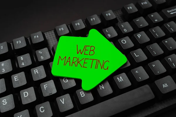 Webマーケティングを表示します。ビジネスはインターネットの販売人を通して電子商取引の広告を示す概要物語の執筆の先端を与え、オンライン予約サービスを提供する — ストック写真